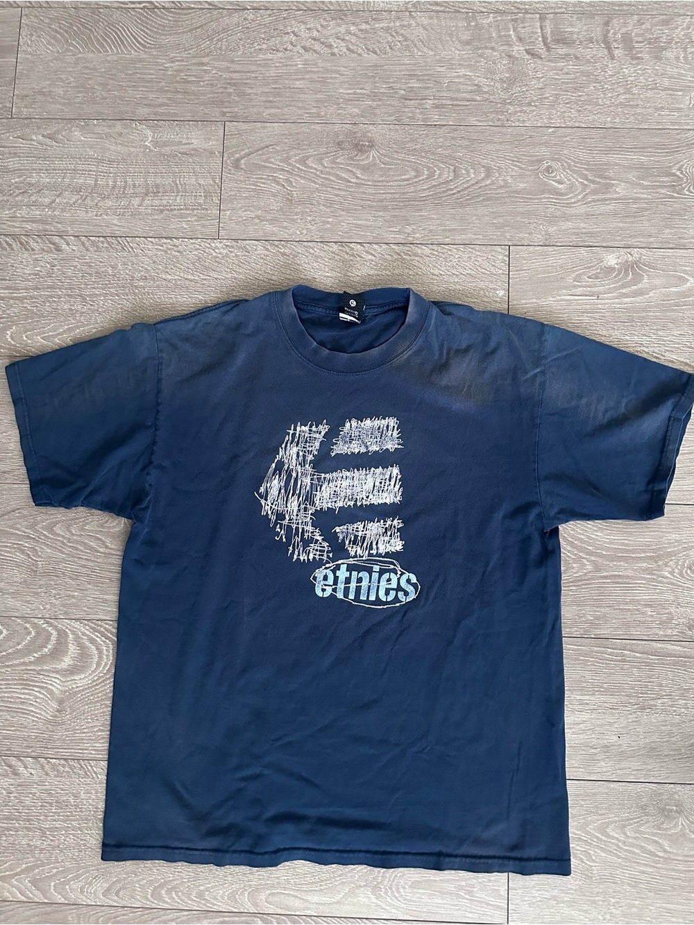 Vintage Y2K Etnies thrashed tee skateboarding scribble logo